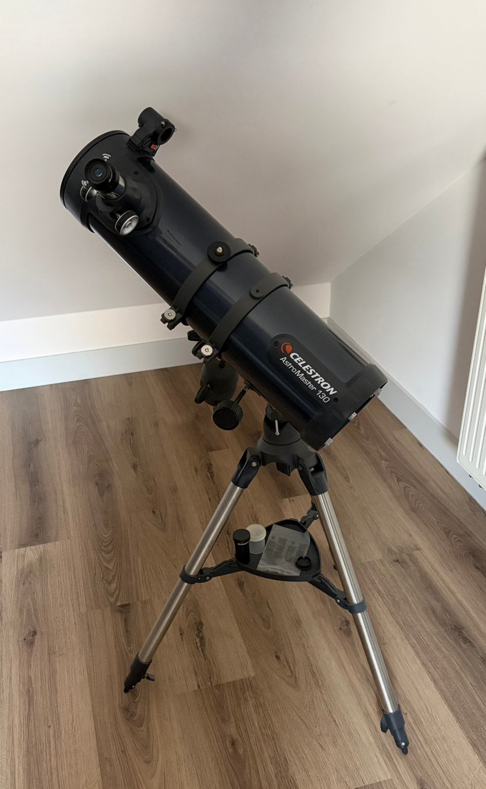 Celestron Astromaster 130, TV, Hi-fi & Vidéo, Matériel d'optique | Télescopes, Télescope réflecteur (miroirs), Comme neuf, Avec trépied