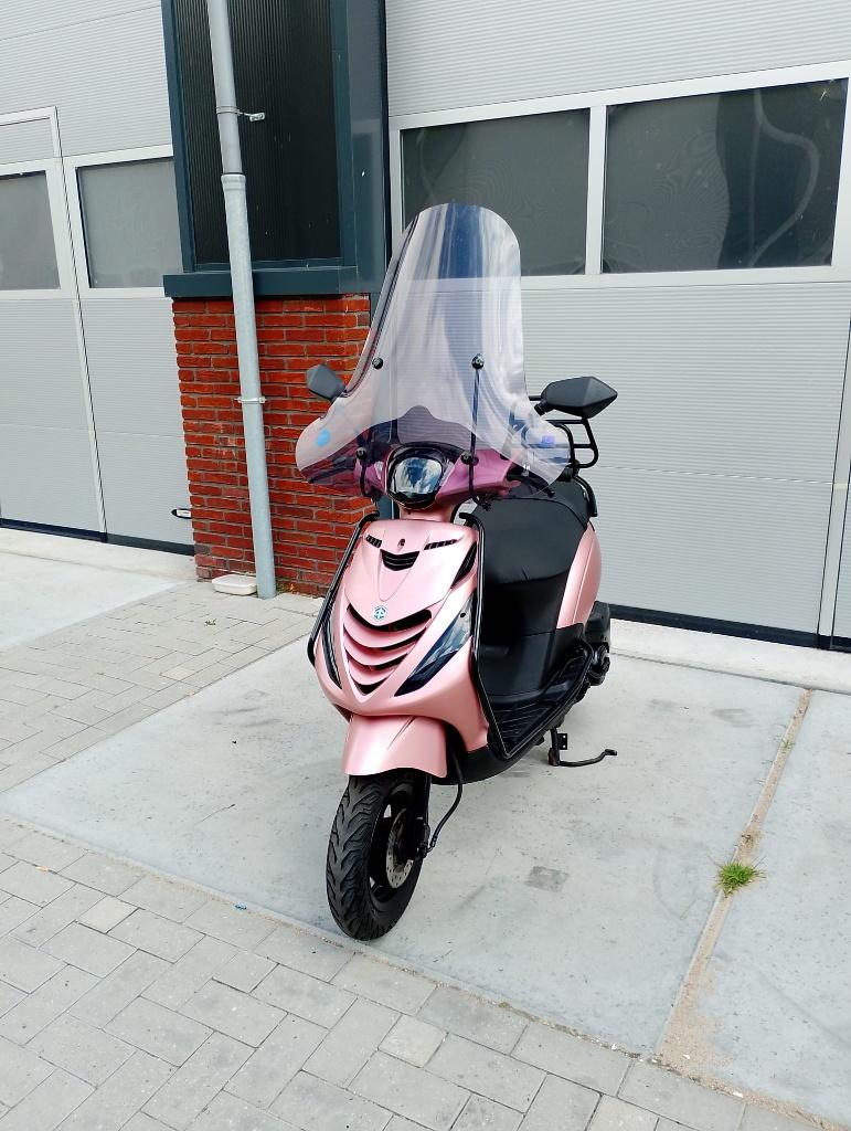 Piaggio Zip 4T Scooter Mat Rosé Lichtroze LED (B-KLASSE), Fietsen en Brommers, Ophalen of Verzenden, Zo goed als nieuw