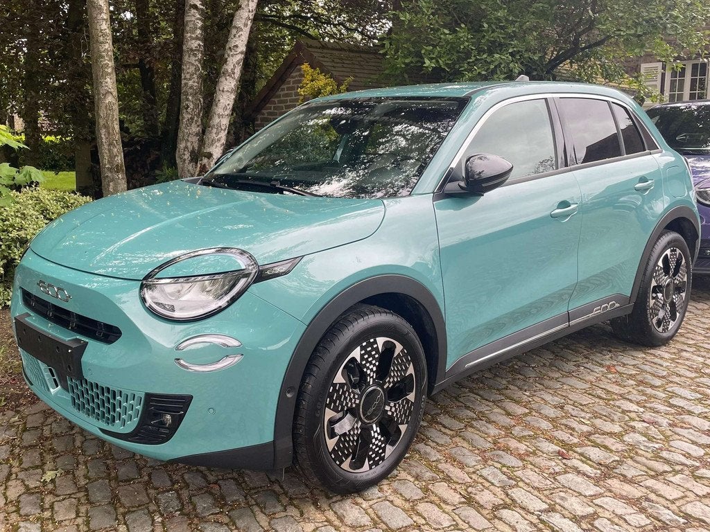 Fiat 600E e-600 54 kWh La Prima 2 voitures disponibles 1 ble, Auto's, Fiat, Gebruikt, Lichtsensor, Leder, 5 zetels