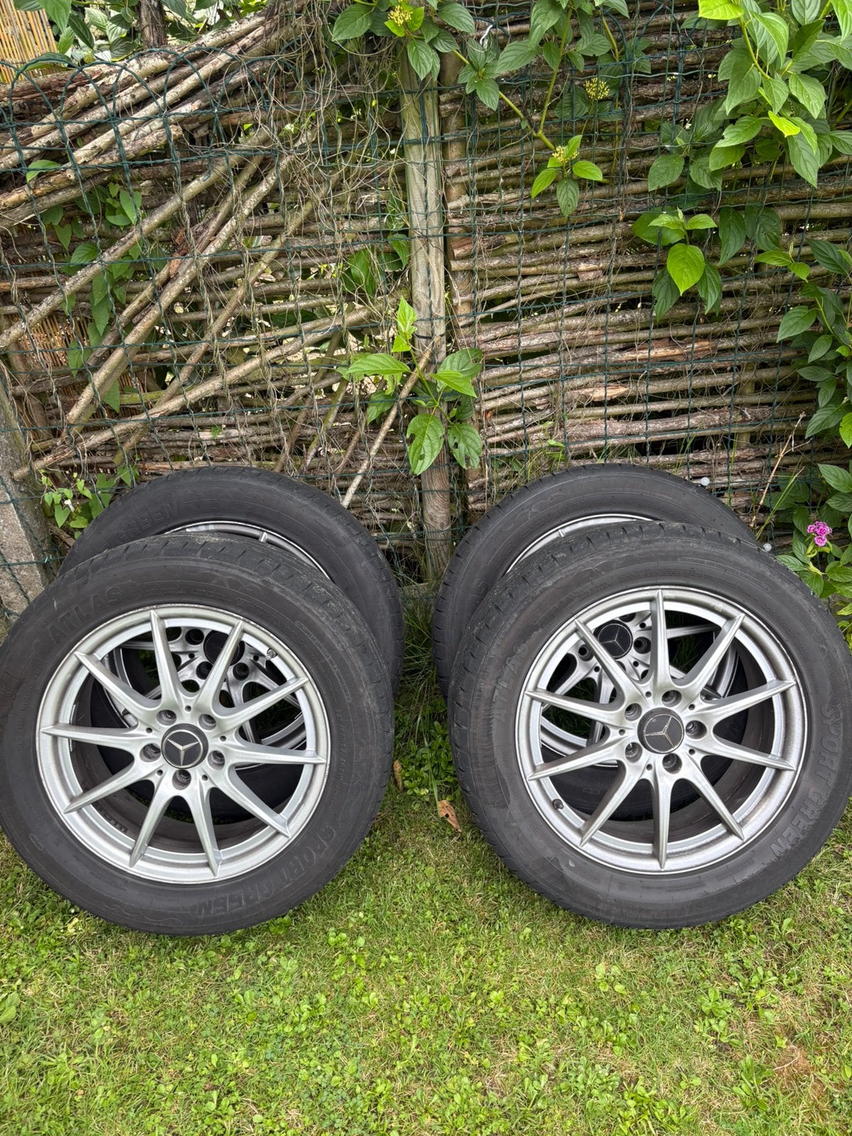 Pneus Mercedes avec jantes 225/55/17, Autos : Pièces & Accessoires, Pneus & Jantes, Neuf, Véhicule de tourisme, Pneus été, Enlèvement