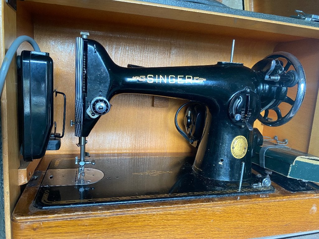 oude elektrische singer naaimachine in koffer, Ophalen
