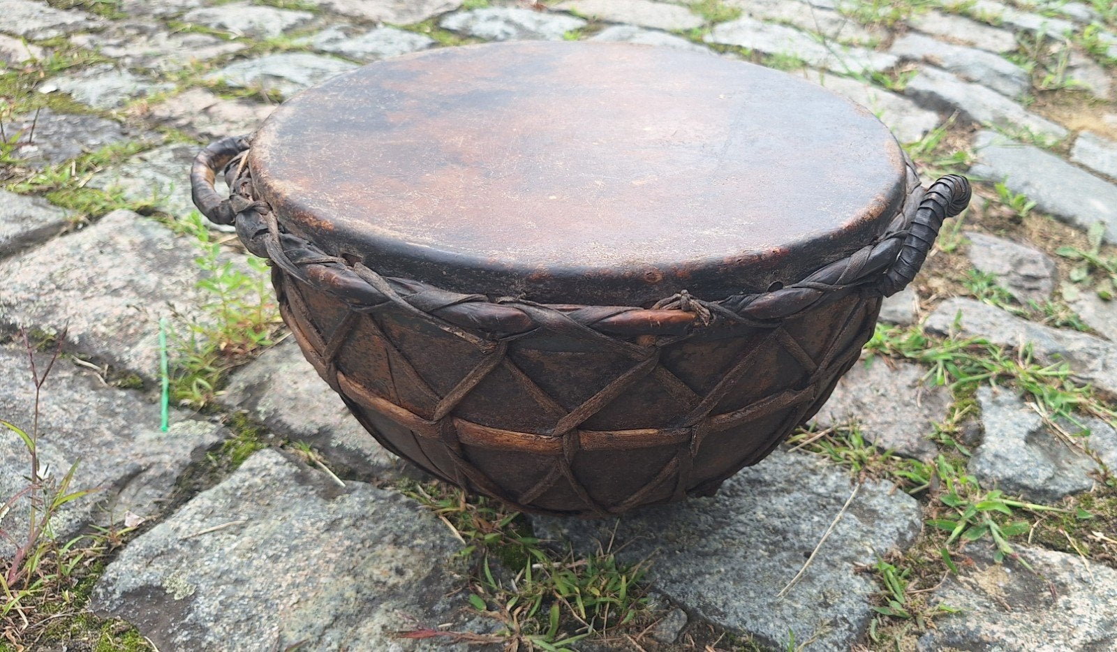 Oude Afrikaanse Djembe-trommel, Ophalen