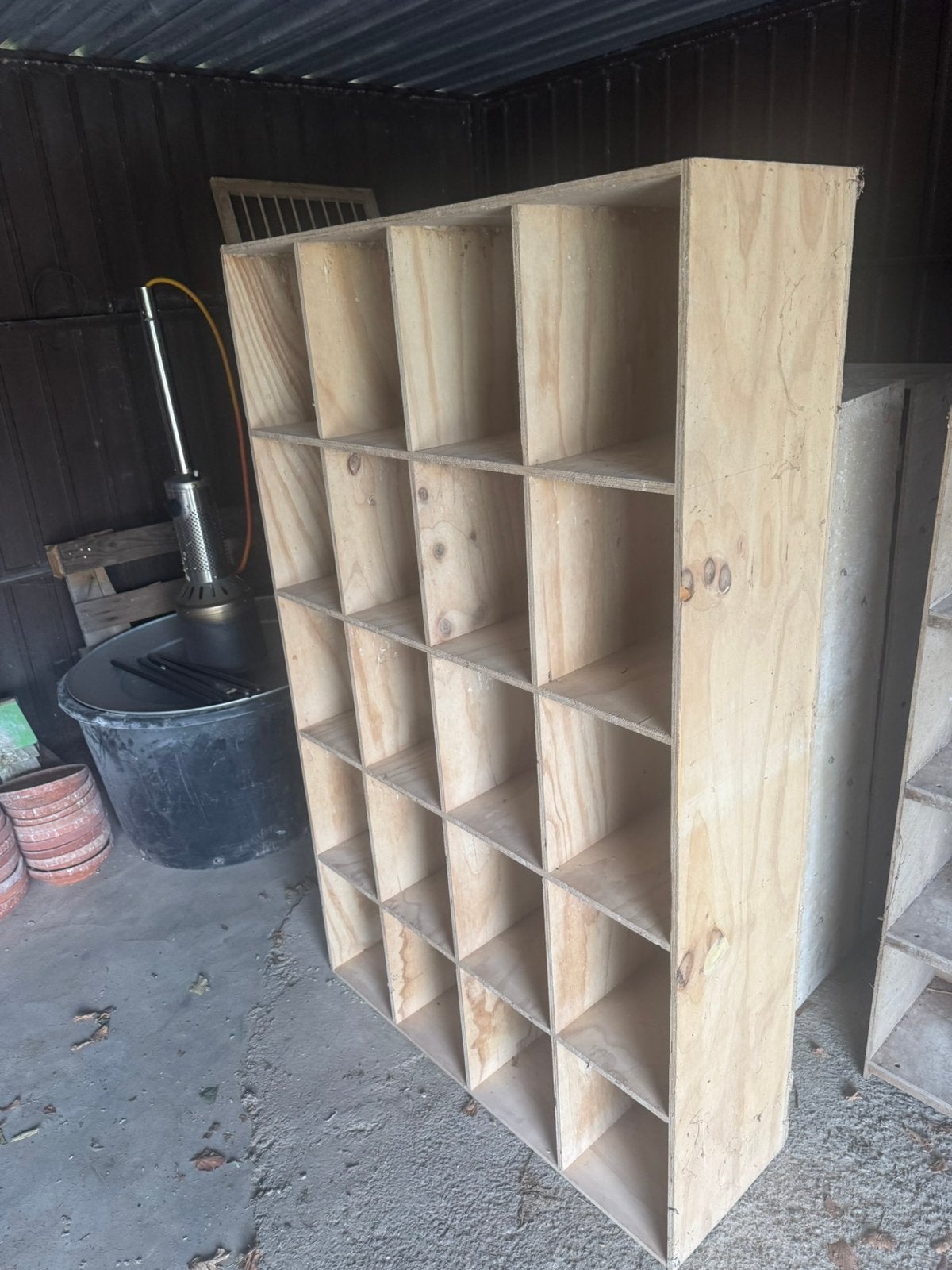 houten duivenbakken / jonge duivenbakken