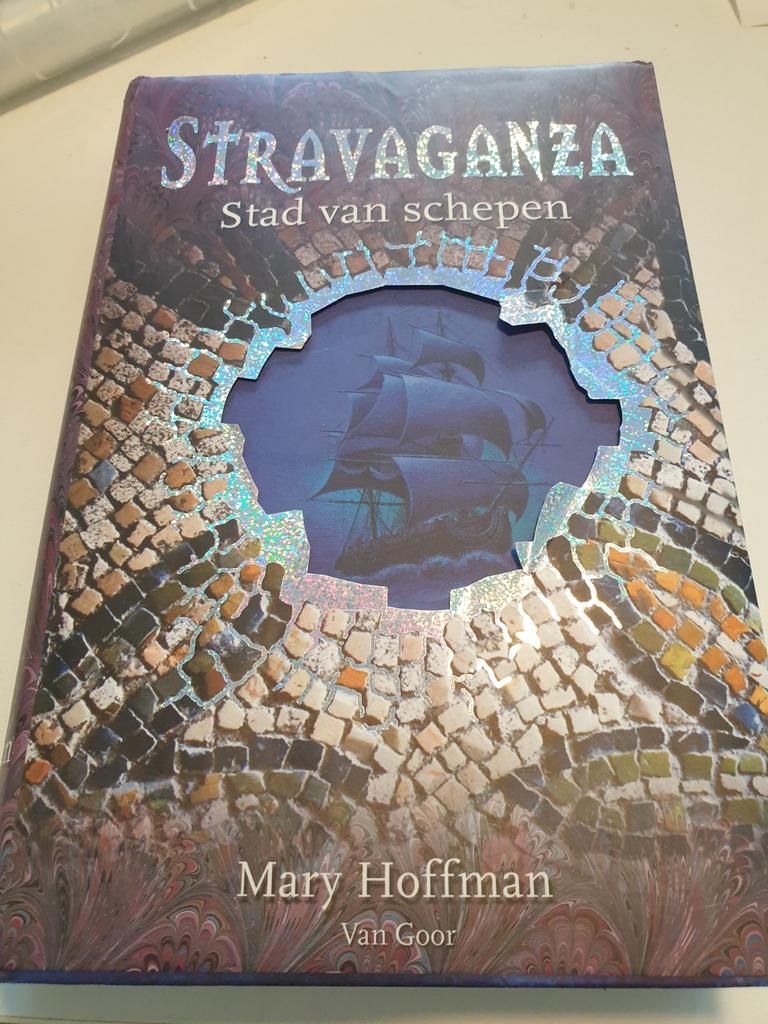 Mary Hoffman - Stad van schepen STRAVAGANZA 5 HARDCOVER, Boeken, Ophalen of Verzenden, Gelezen, Mary Hoffman