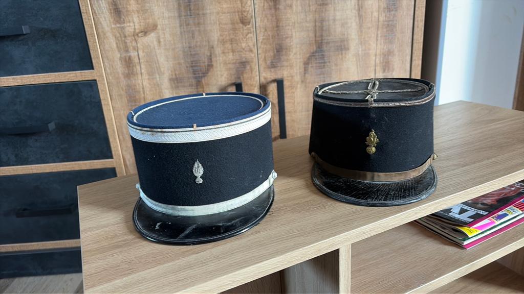 Lot de 2 képis français artillerie et gendarmerie, Enlèvement ou Envoi, Gendarmerie