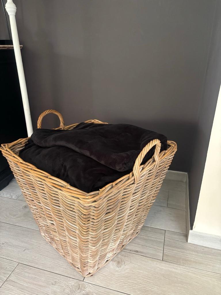 Grote rieten dekenmand met handvaten, Huis en Inrichting, Woonaccessoires | Schalen en Manden, Zo goed als nieuw, Mand, Vierkant