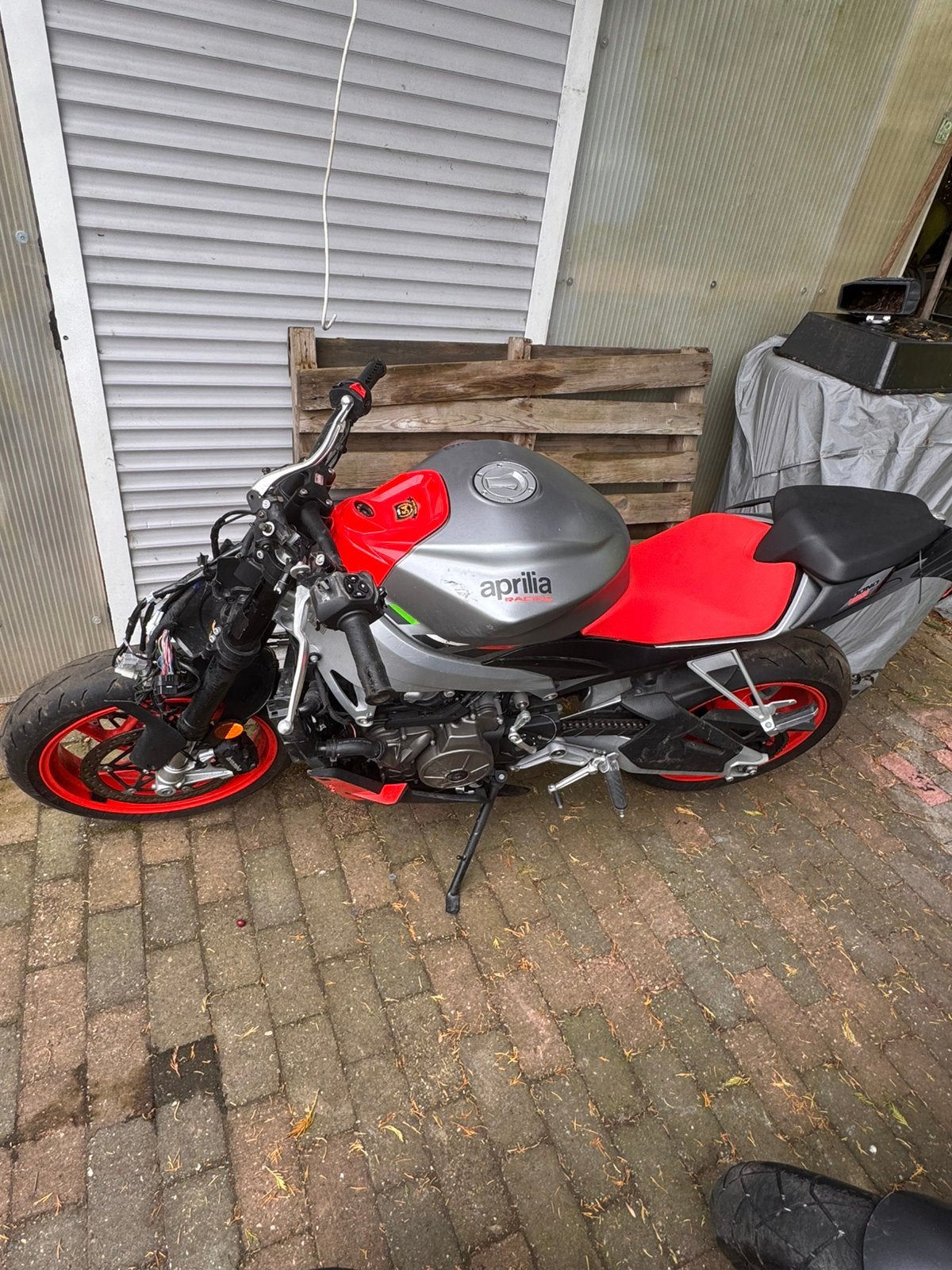 Aprilia tuono 660 2022 met schade ongeval motor, Particulier