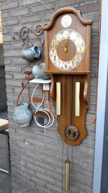 Mooie Duitse wandklok is prachtig Lichte kleur op de foto, Antiek en Kunst, Antiek | Klokken, Ophalen