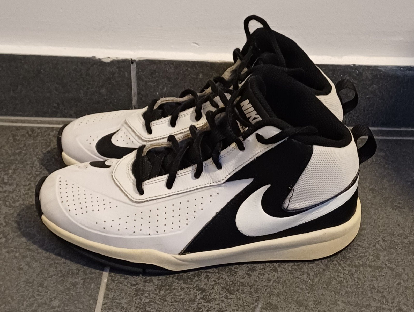 wit met zwart basketbalschoenen,maat 38,5., Sport en Fitness, Ophalen