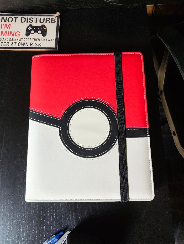 Map met pokemon kaarten, Hobby en Vrije tijd, Ophalen, Zo goed als nieuw, Boek of Catalogus