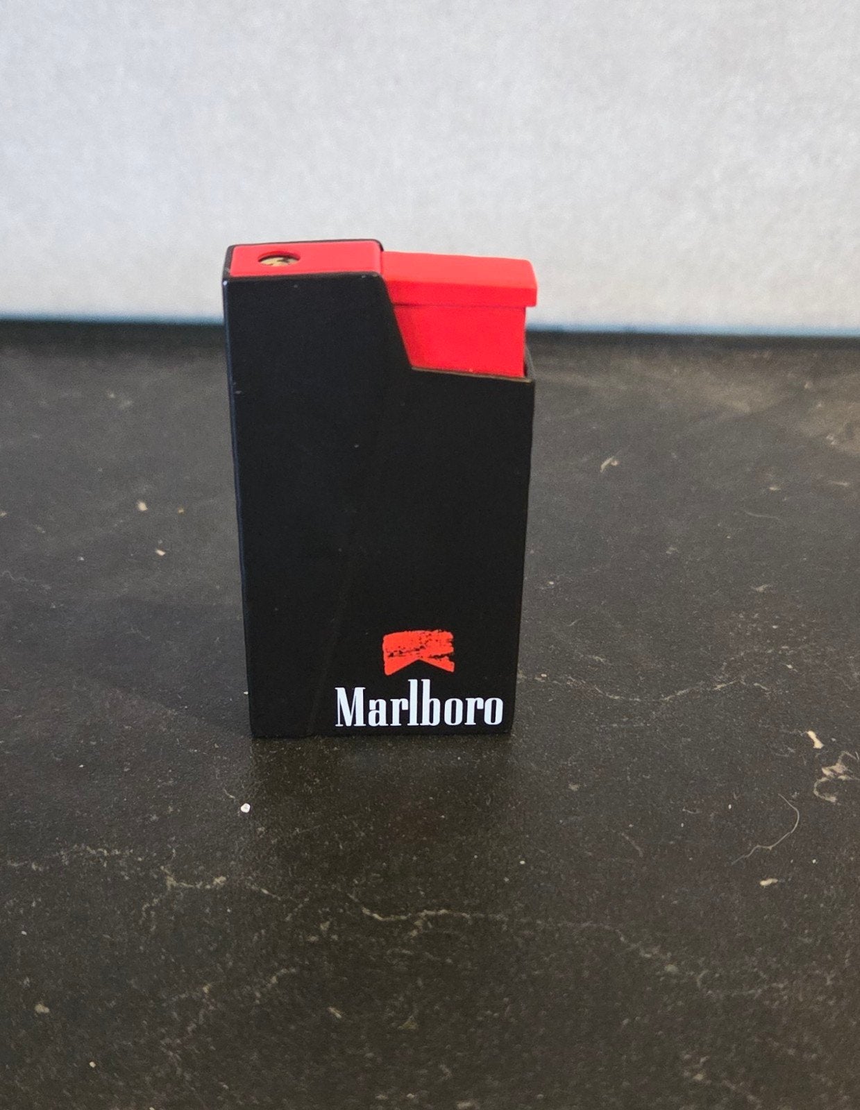 Nieuwe Marlboro Aansteker (Exclusief uit  2026) –, Verzamelen, Rookartikelen, Aanstekers en Luciferdoosjes, Verzenden, Aansteker
