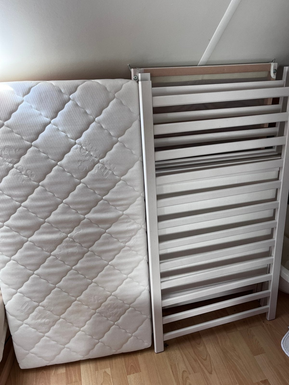 Babybed + matras, Ophalen, Zo goed als nieuw, Matras