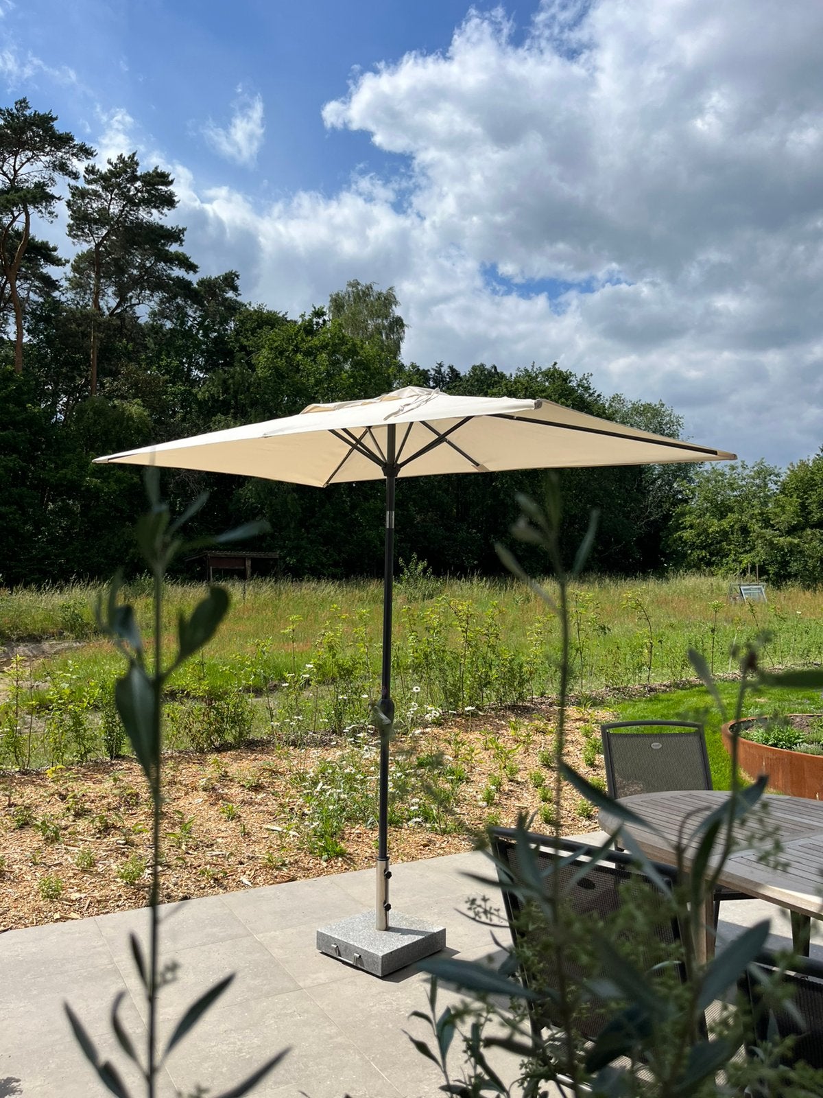 Balkon parasol met voet, Ophalen, Zo goed als nieuw, Kantelbaar