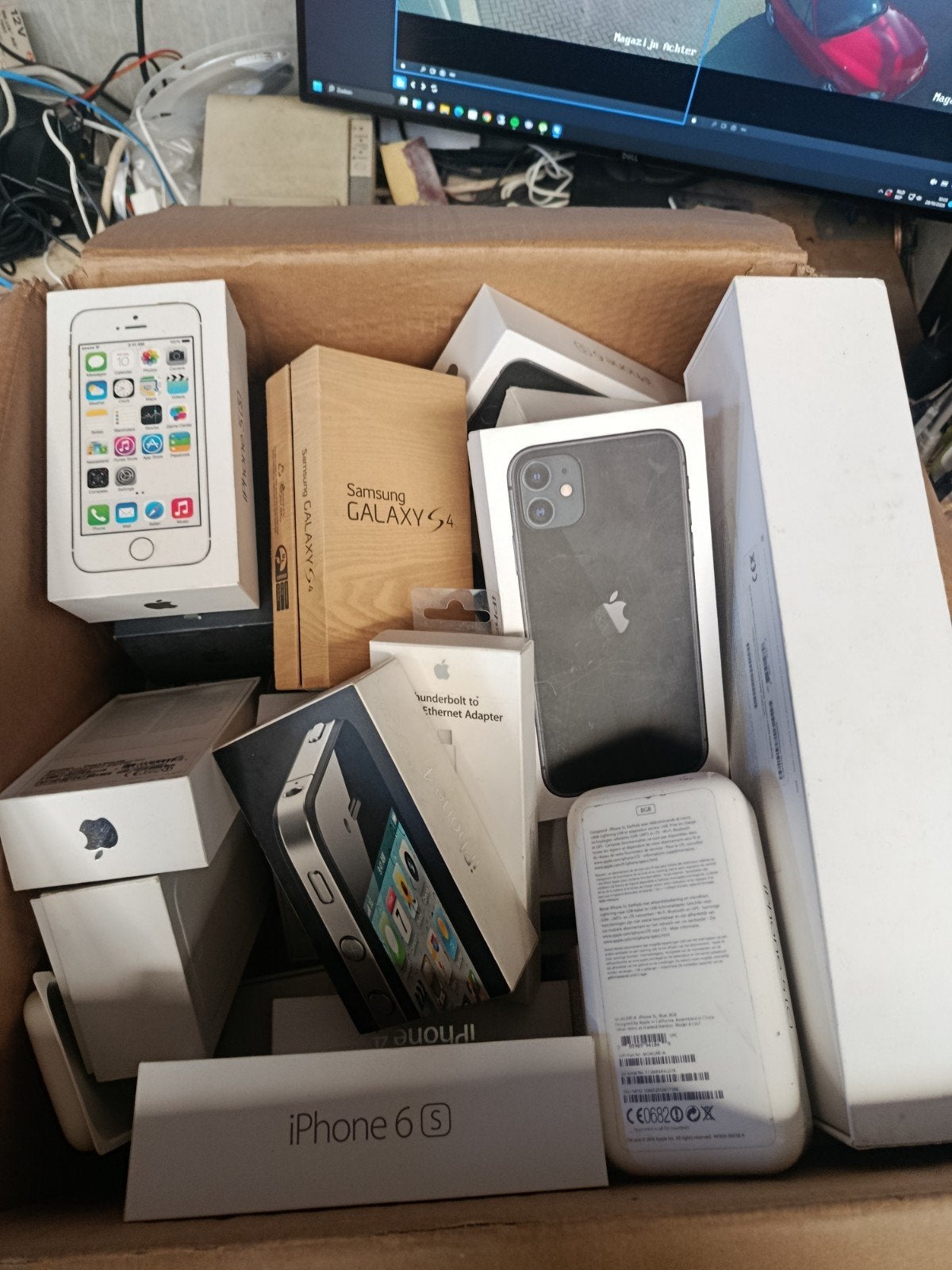 doos vol lege iphones dozen, Enlèvement