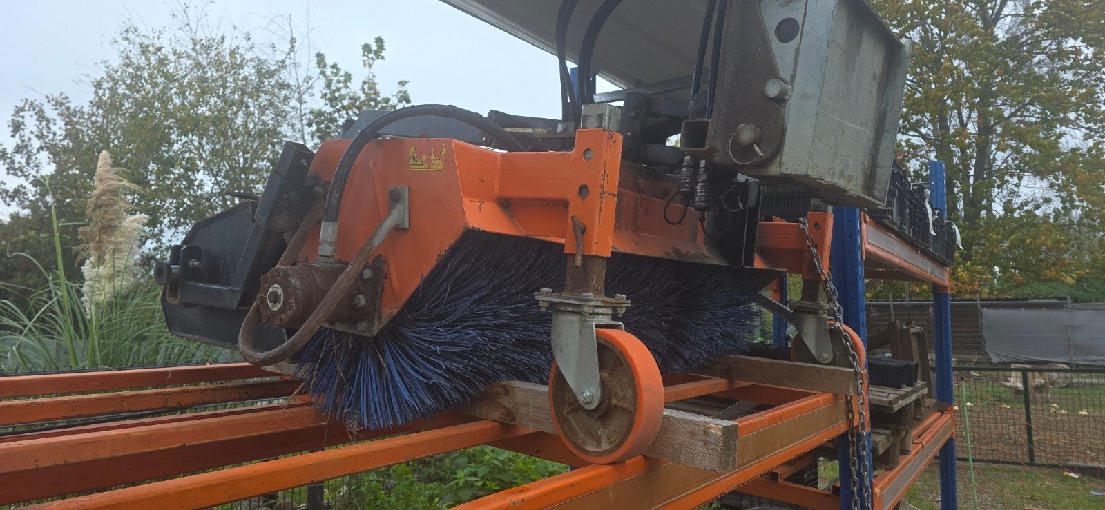 Veegborstel met opvangbak voor knikmops, Ophalen