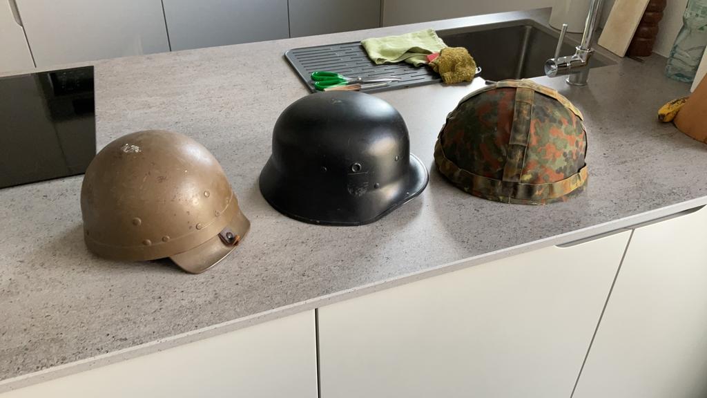 3 helmen, waaronder Duitse parade helm, Verzamelen, Militaria | Algemeen, Ophalen