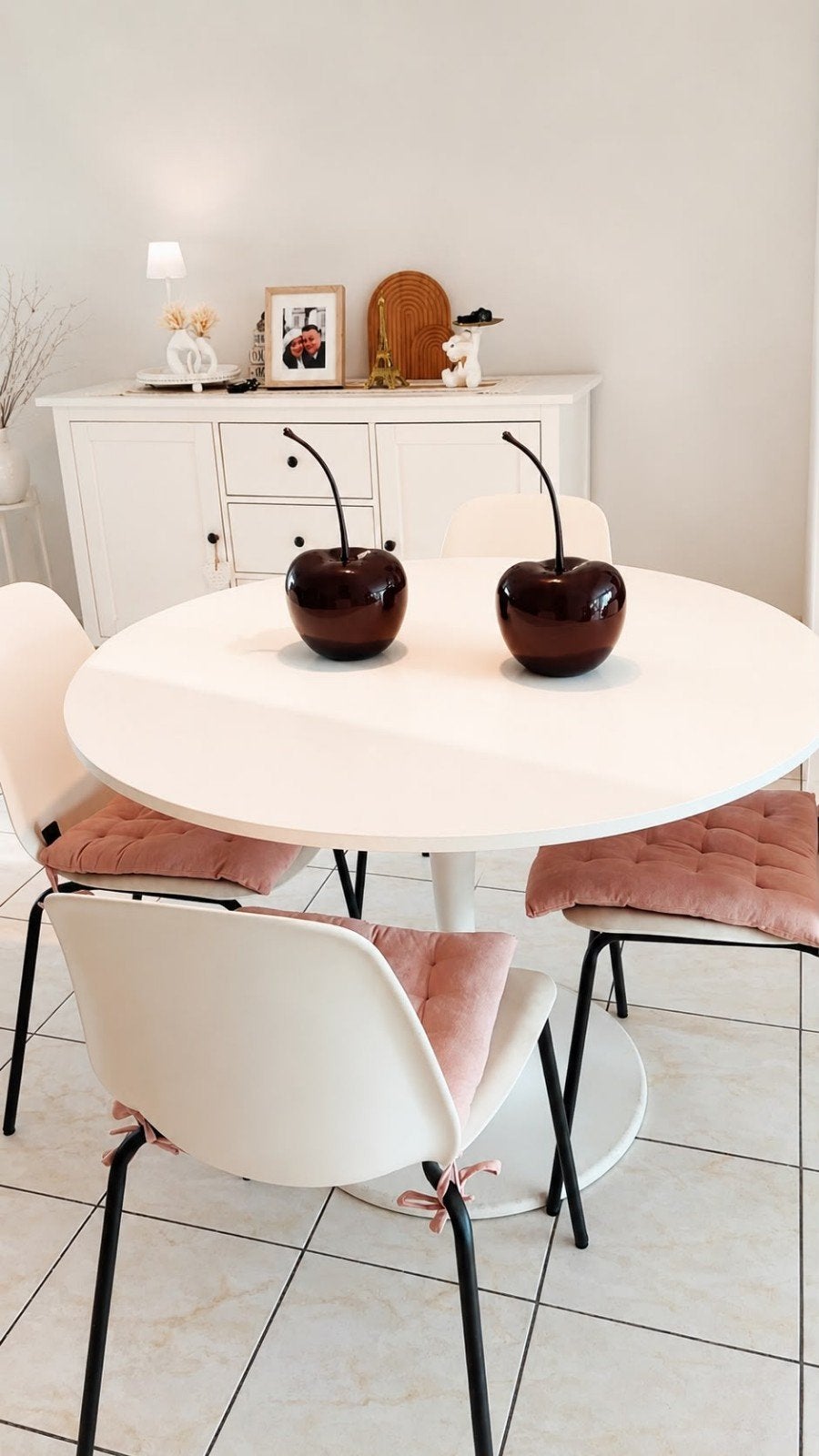 Witte ronde eettafel (105cm) met 4 bijhorende stoelen, Huis en Inrichting, Ophalen, Zo goed als nieuw