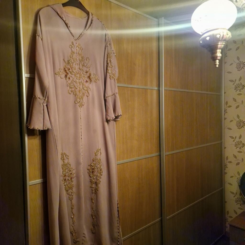 Magnifique djalaba taille 46 en pierres, Enlèvement ou Envoi, Taille 46/48 (XL) ou plus grande