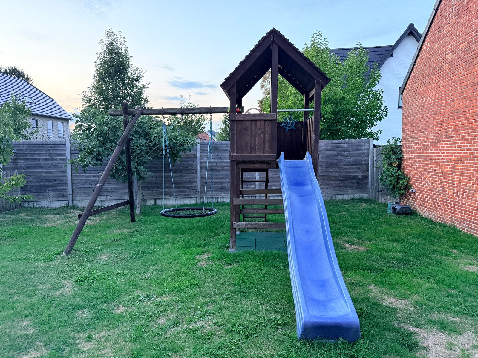 Speeltuig met schommel en glijbaan, Kinderen en Baby's, Speelgoed | Buiten | Speeltoestellen, Ophalen, Gebruikt, Glijbaan