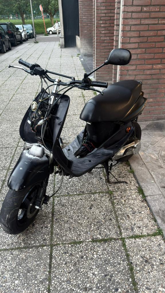 Peugeot Vivacity 2 + enorme partij onderdelen (motor draait), Fietsen en Brommers, Ophalen, Zo goed als nieuw, Benzine, Vivacity