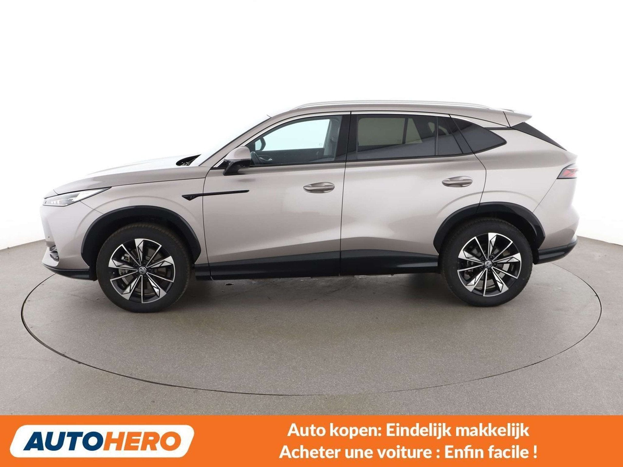 MG HS 1.5 Hybrid+ Luxury (bj 2025, automaat), Auto's, Gebruikt, Bruin, Leder, Elektrisch