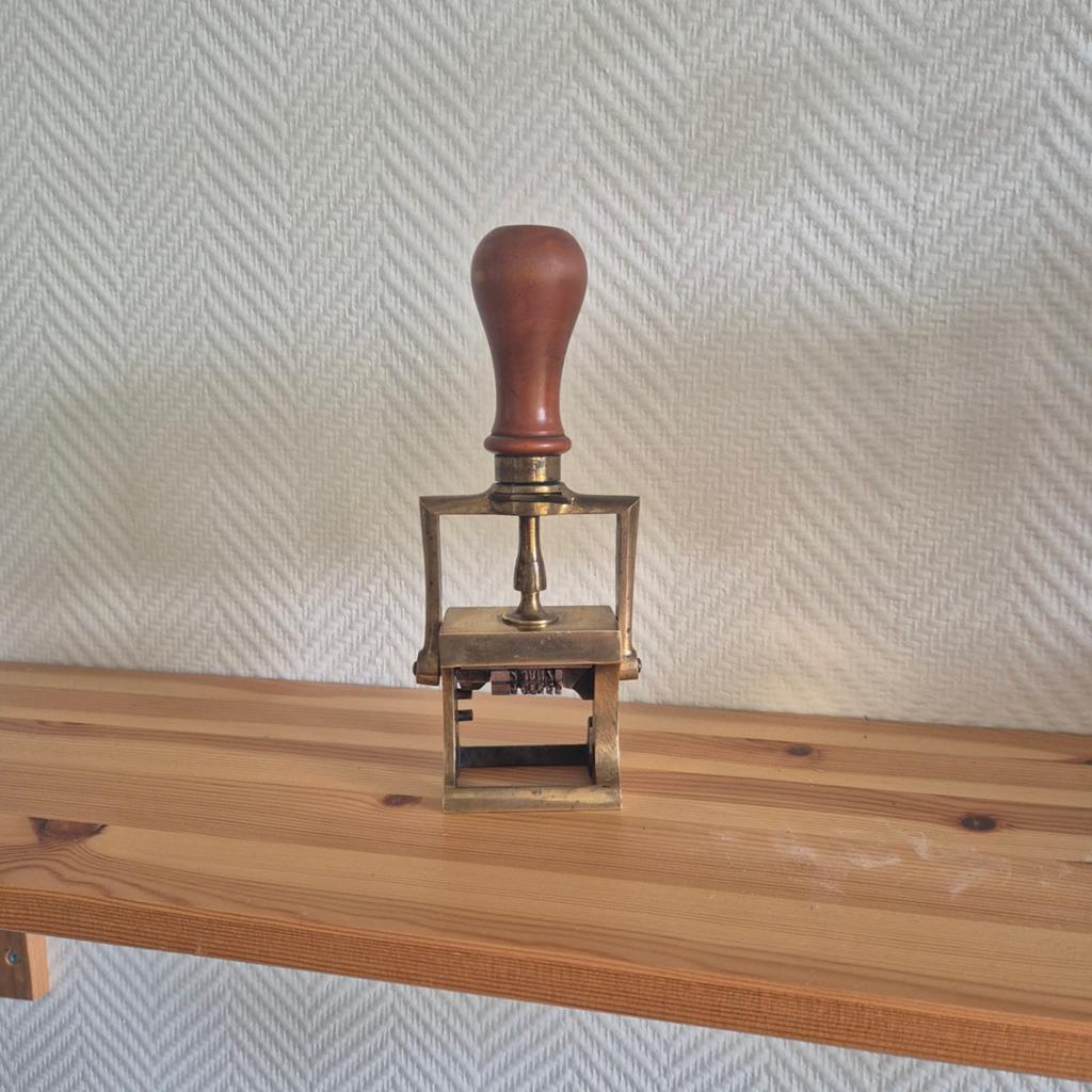 Cachet Tampon Dateur Laiton Bois Vintage Objet Déco, Enlèvement ou Envoi
