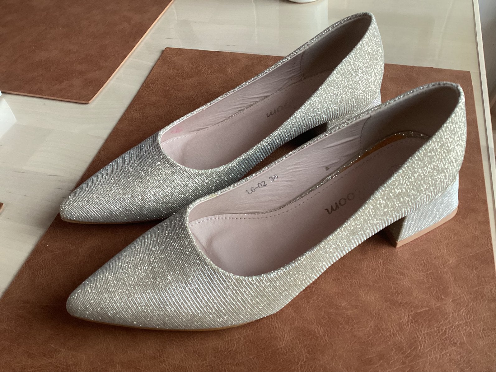Des chaussures dorées. Taille 36. Nouveau., Enlèvement ou Envoi, Neuf