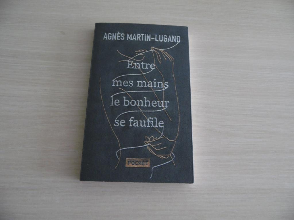 ENTRE MES MAINS LE BONHEUR SE FAUFILE  AGNÈS MARTIN-LUGAND, Europa overig, Ophalen of Verzenden, Agnès Martin-Lugand, Zo goed als nieuw