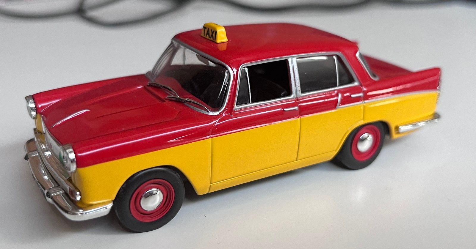 1/43 Austin Cambridge taxi Hong Kong, Ophalen, Zo goed als nieuw, Auto