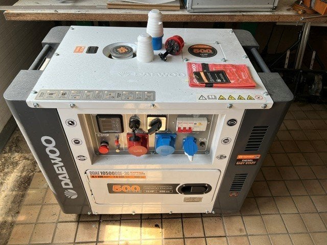 stille dieselgenerator / stroomaggregaat, Ophalen, Zo goed als nieuw