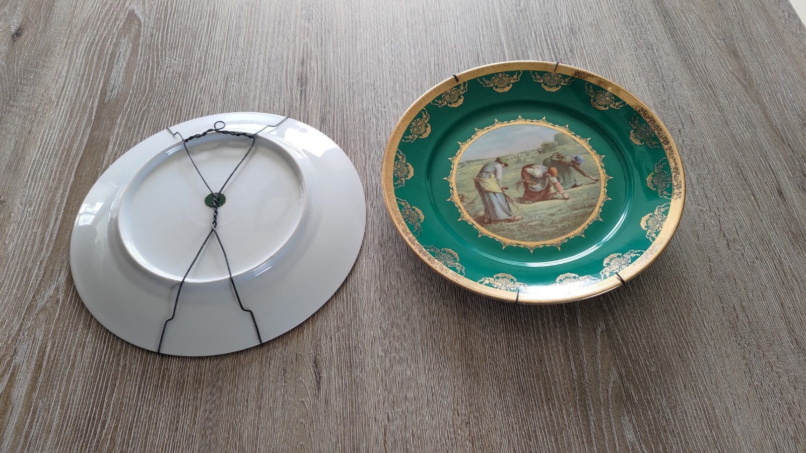 Twee handgeschilderde porseleinen borden, Enlèvement