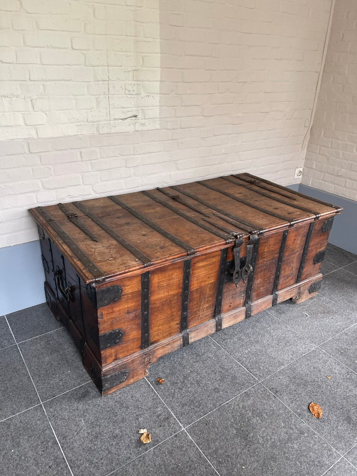 Antieke koloniale scheepskist ijzerbeslag kist decoratie, Huis en Inrichting, Woonaccessoires | Kisten, Ophalen, Zo goed als nieuw