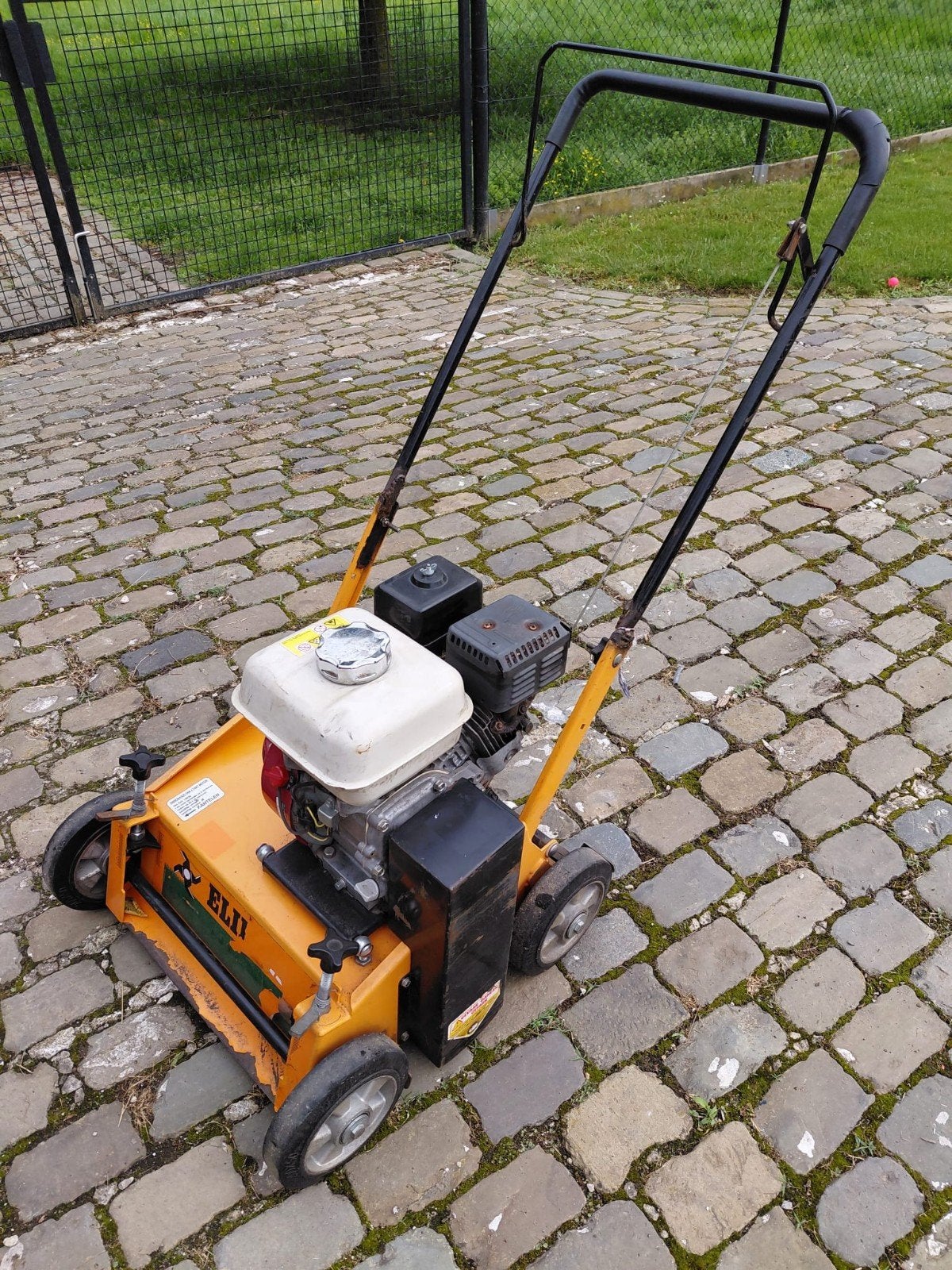 Te Huur: Professionele Verticuteermachine Eliet E450, Ophalen