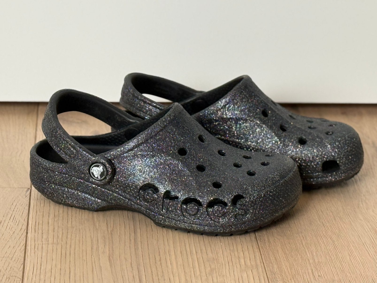 Crocs maat 36/37 zwart met glinsterende afwerking, Kinderen en Baby's, Kinderkleding | Schoenen en Sokken, Ophalen, Zo goed als nieuw
