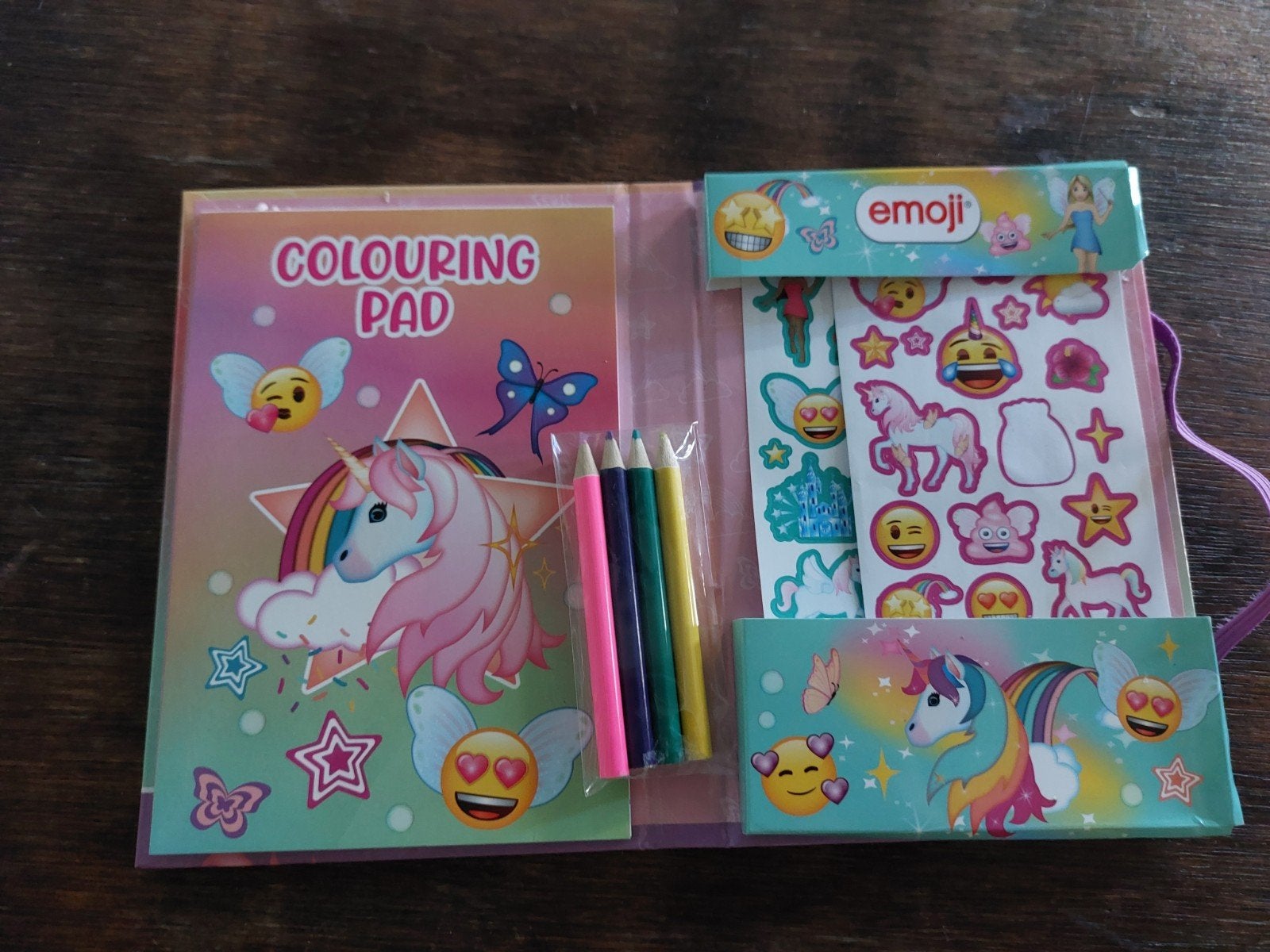 kleurboek uniform met kleurpotloden en stickers, Ophalen of Verzenden, Zo goed als nieuw