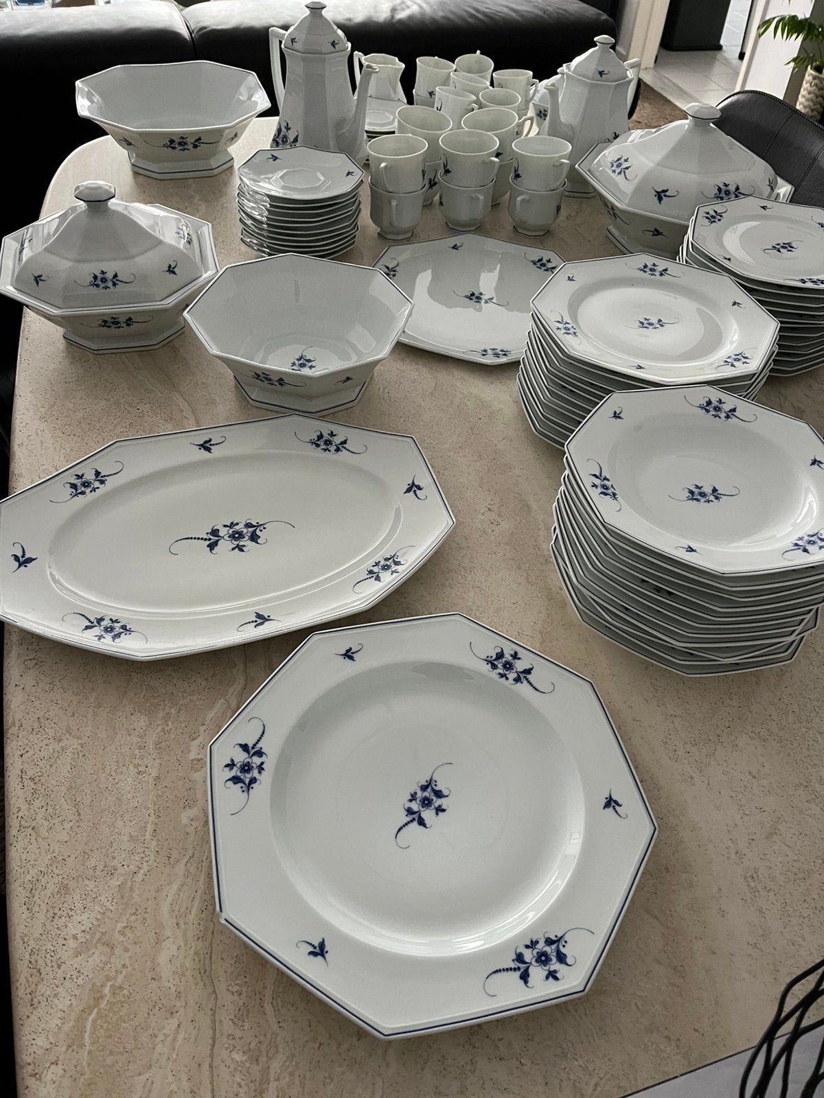Eet- en koffieservies. LIMOGES volledig, Ophalen