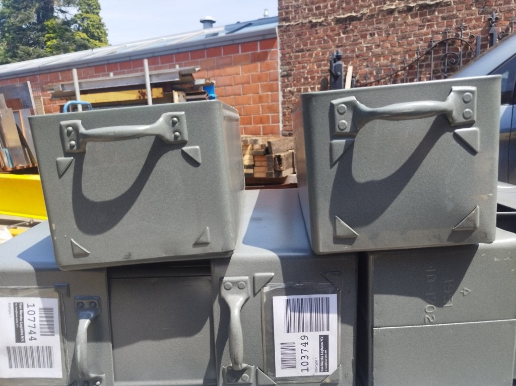 Poubelles vintage en métal - bacs de rangement/toboggans, Enlèvement ou Envoi, Utilisé, Geen idee, Metalen grijpbak