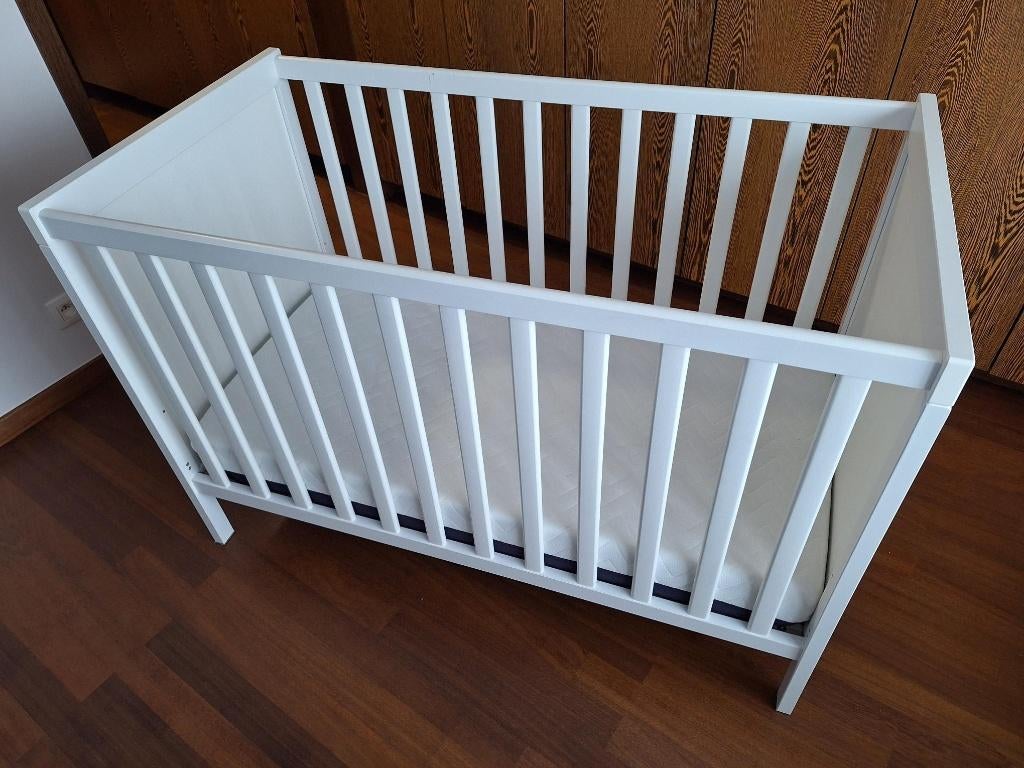 Ensemble lit bébé SUNDVIK (IKEA) et matelas TEDI (TEDIBER), Enlèvement, Comme neuf, Lit