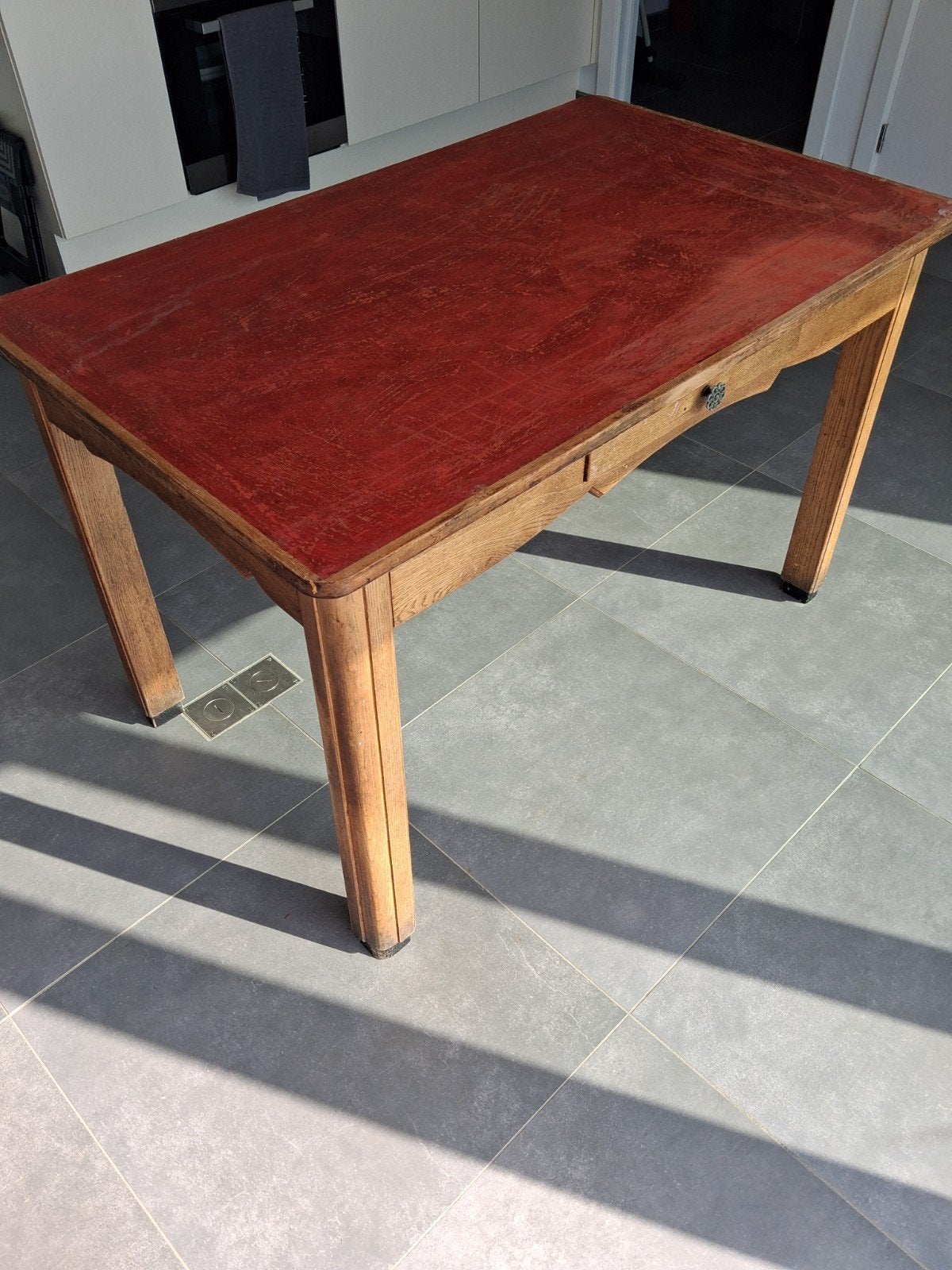 Stevige werktafel, Ophalen