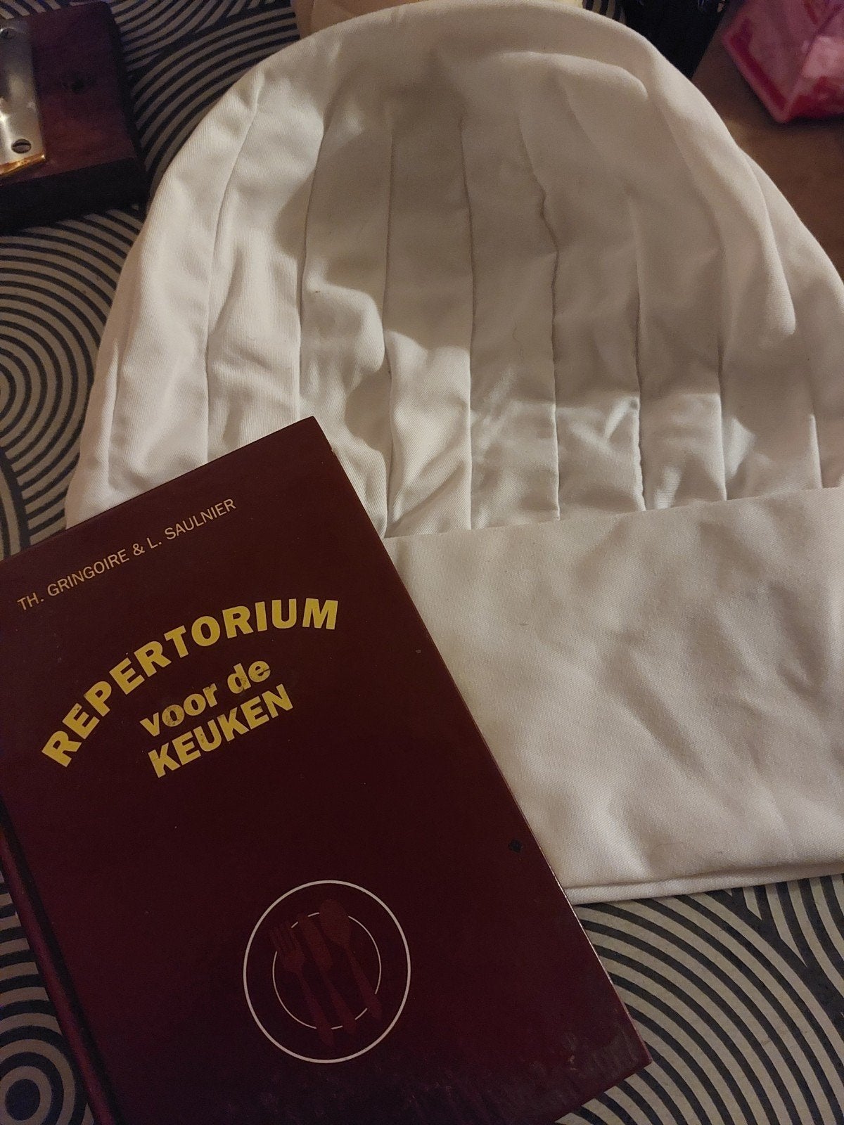 repertorium voor de keuken plus koksmuts, Ophalen