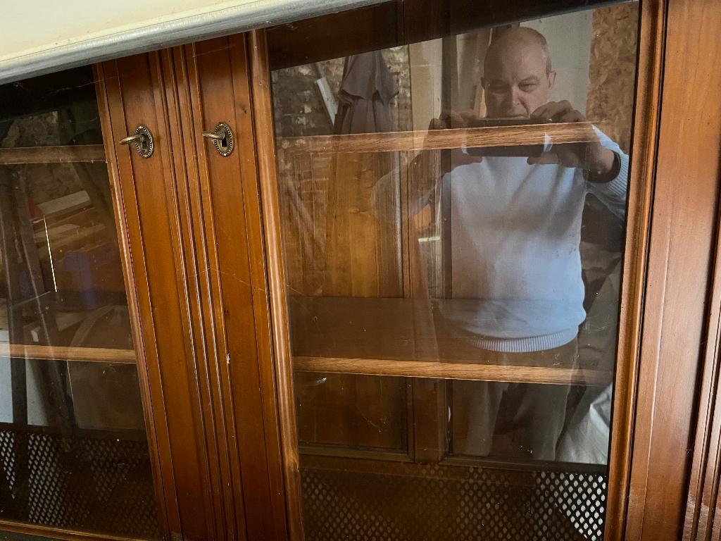 Armoire en acajou, Enlèvement