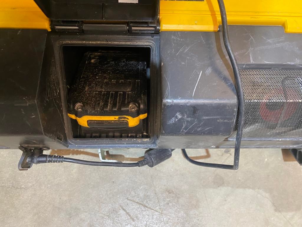 Dewalt Radio, Ophalen
