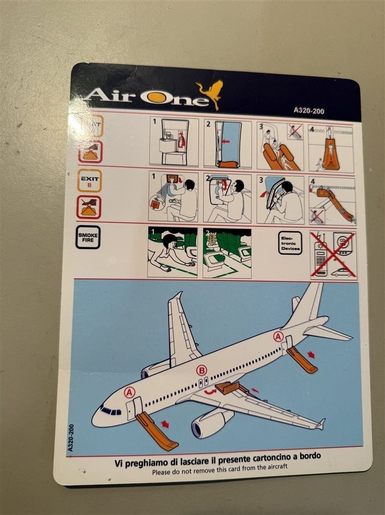 vliegtuig veiligheids kaart - air One Airbus A320 Safety Car, Verzamelen, Luchtvaart en Vliegtuigspotten, Ophalen of Verzenden
