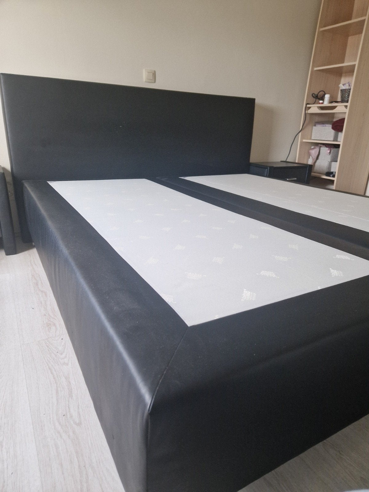 Sommier à ressorts de 180 cm de large + 2 tables de chevet,, Maison & Meubles, 210 cm, Modern, strak, lederlook, Enlèvement, Utilisé