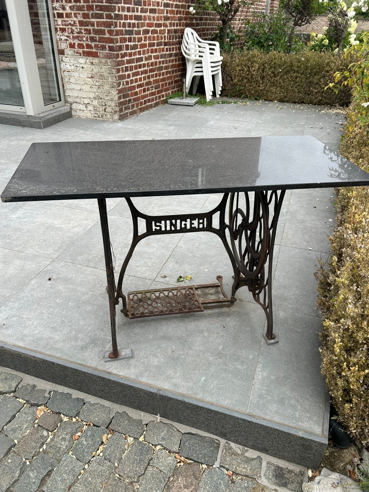 Tuintafeltje met een zwart granieten blad, Tuin en Terras, Ophalen, Zo goed als nieuw