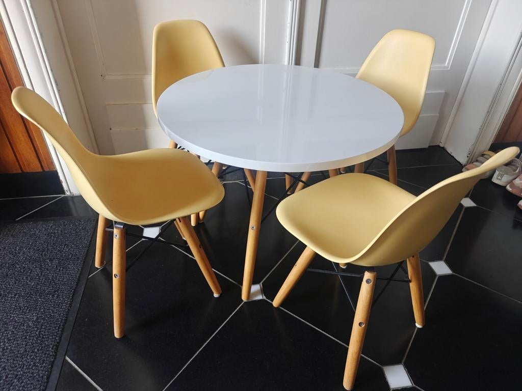 Table pour enfants avec quatre chaises, Enfants & Bébés, Chambre d'enfant | Tables & Chaises, Enlèvement, Table(s) et Chaise(s)