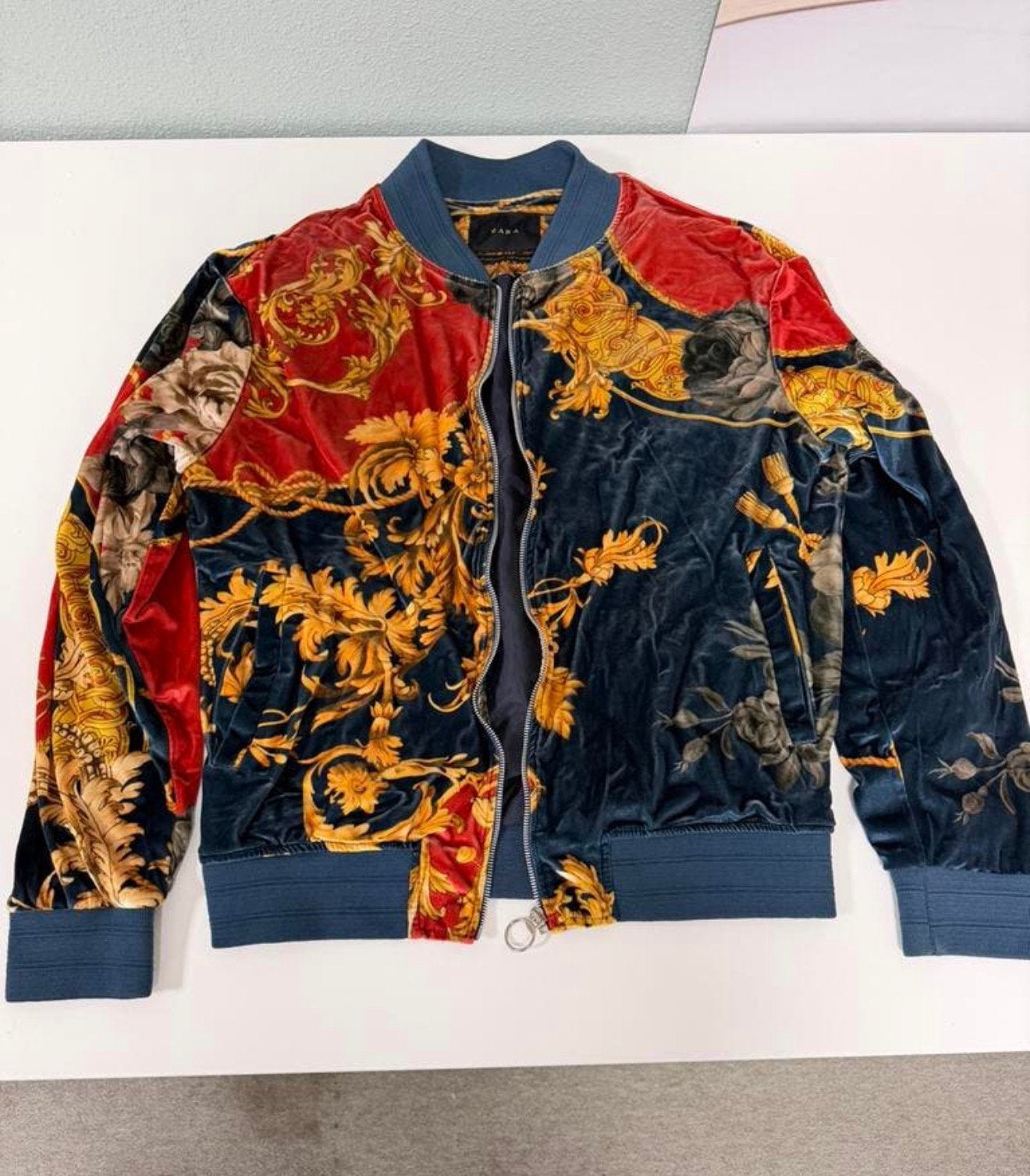 Zara Man Velvet Bomber Jacket Baroque L design jack vest, Kleding | Heren, Truien en Vesten, Ophalen of Verzenden, Zo goed als nieuw