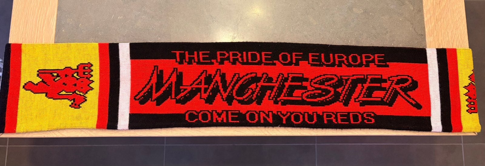 Voetbalsjaal Manchester United Come On You Reds, Ophalen of Verzenden, Zo goed als nieuw, Vaantje of Sjaal