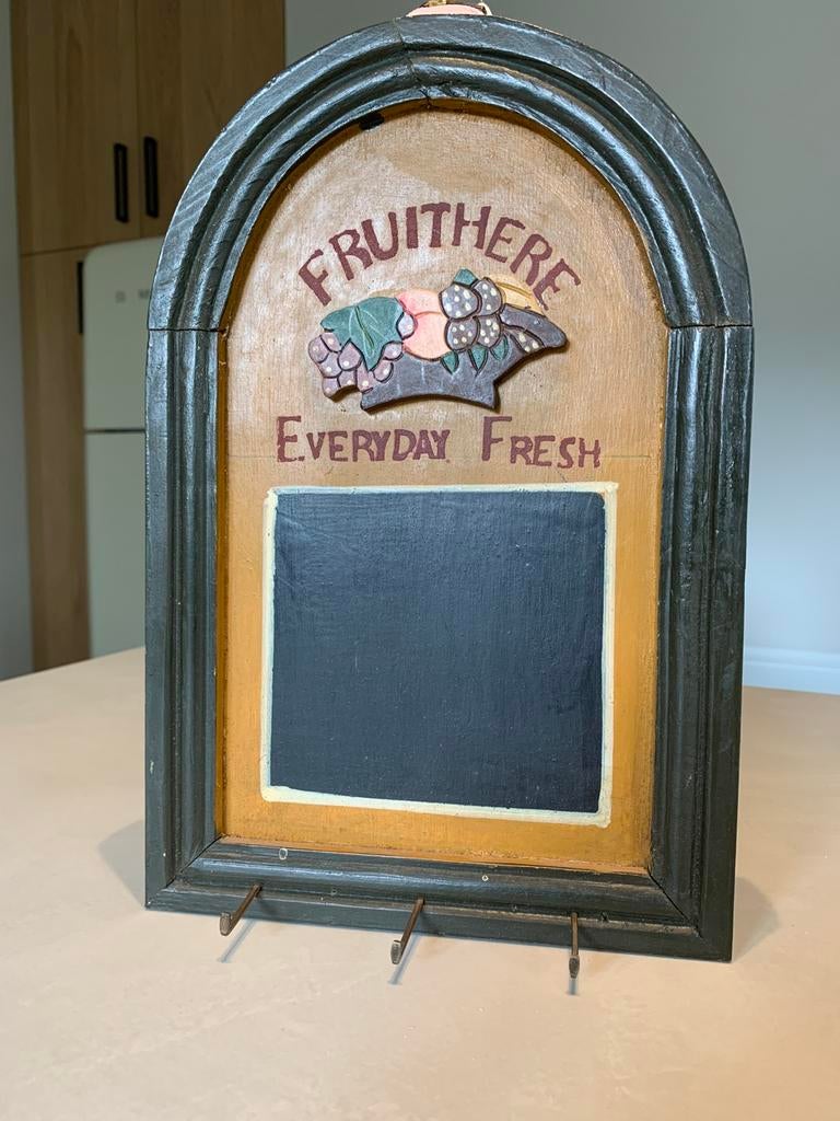 vintage houten krijtbord “Fruit here everyday fresh”, Verzamelen, Ophalen of Verzenden