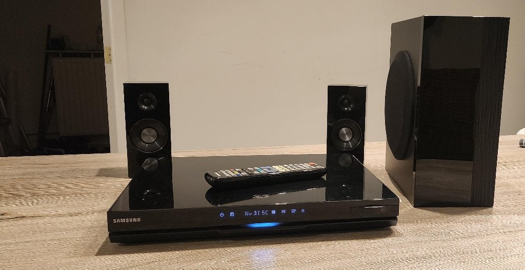 Samsung HT-D5200 Blu-ray 3D Home Cinema, TV, Hi-fi & Vidéo, Ensembles home-cinéma, Utilisé, Lecteur Blu-ray, Système 2.1, 70 watts ou plus